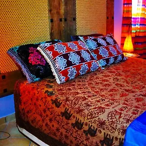 Seventies Cheap & Chic Two Lagos
